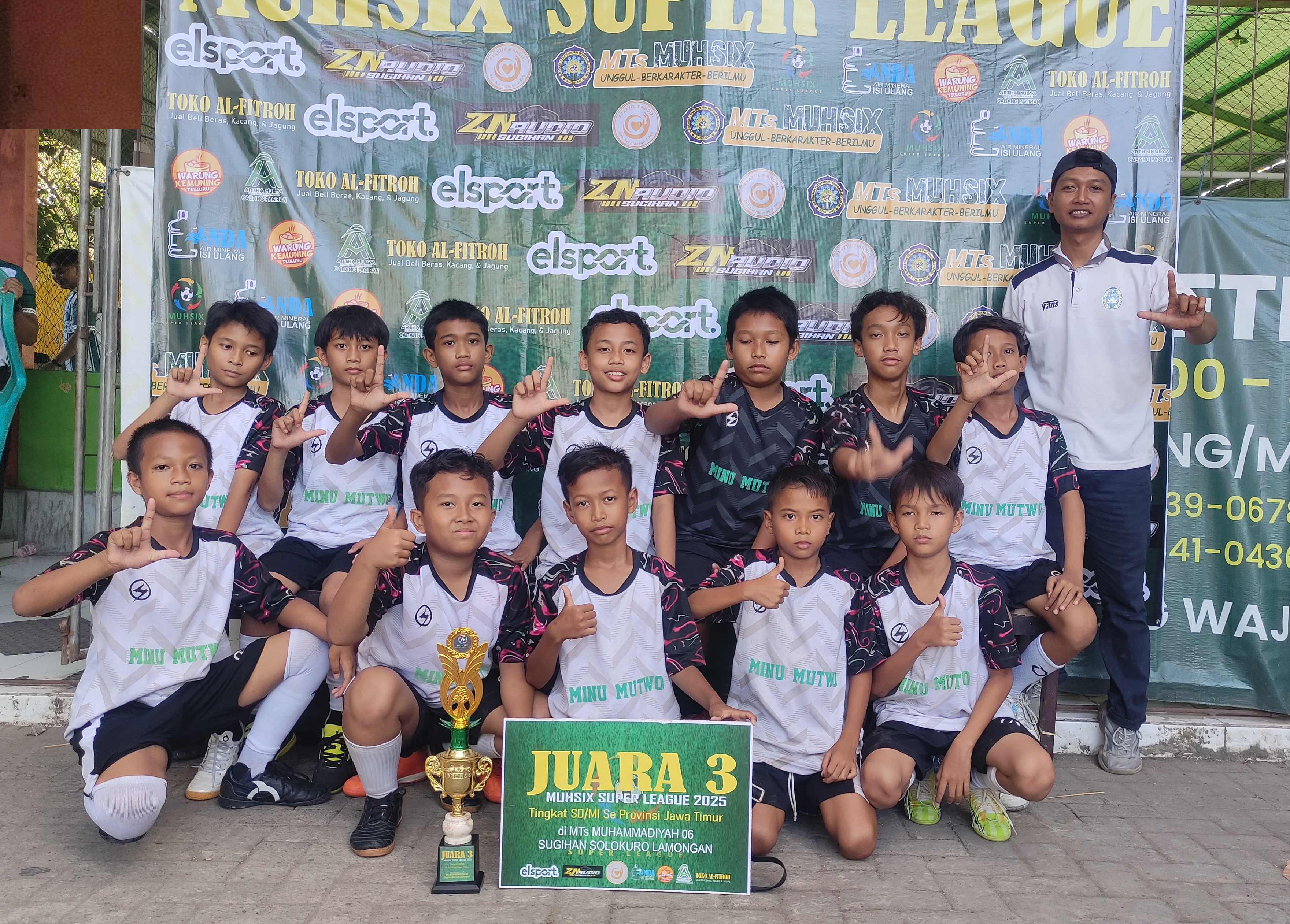 Semangat Hari Santri : MI Mazraatul Ulum 02 Paciran Raih Juara 3 Turnamen Futsal se-Jawa Timur